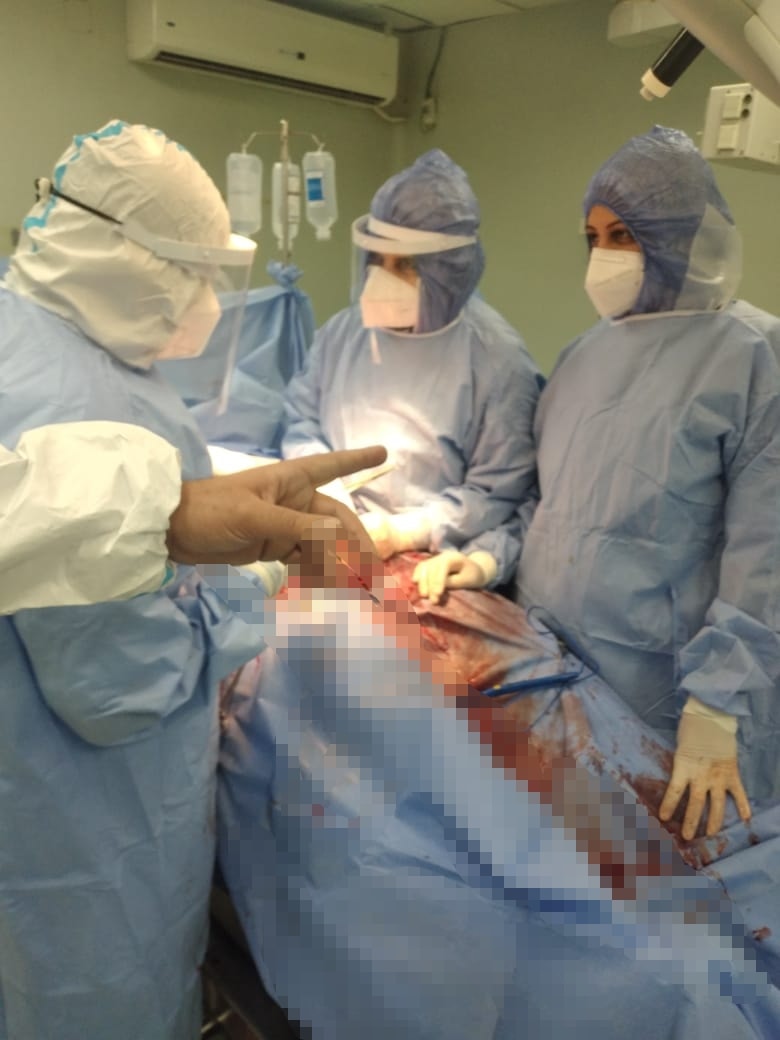 الفريق الطبى أثناء عملية الولادة للسيدة المصابة بفيروس كورونا (2)