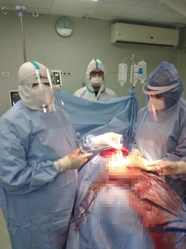 الفريق الطبى أثناء عملية الولادة للسيدة المصابة بفيروس كورونا (1)