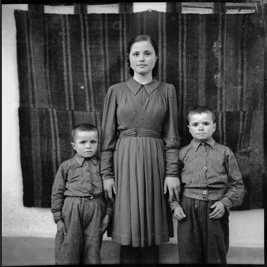 فتاة مع طفلين صورة من نصف قرن