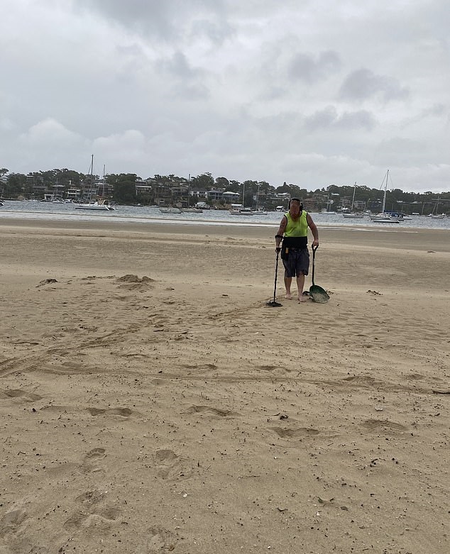 أسترالي يستأجر صائد كنوز للبحث على خاتم فقده على شاطئ (3)