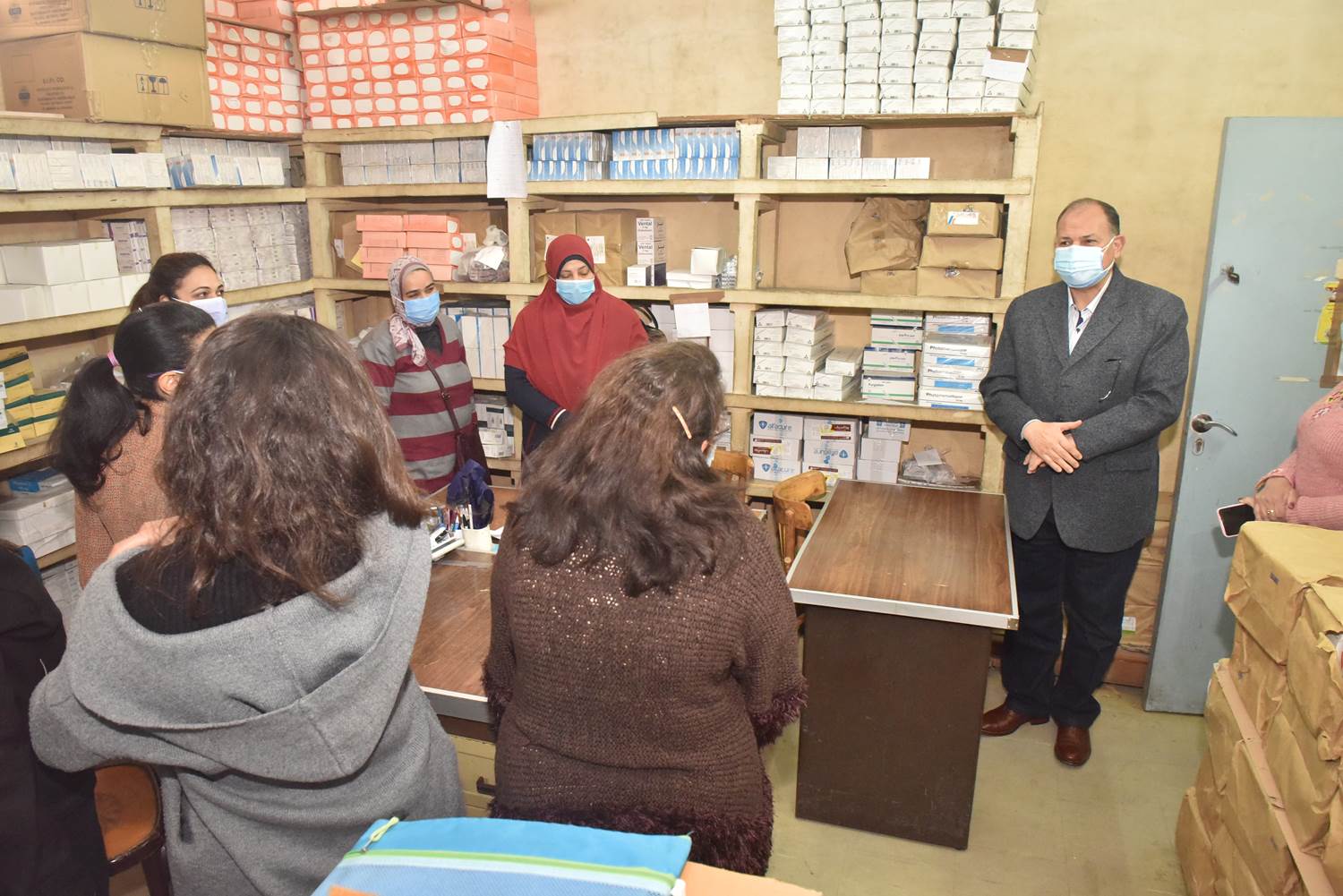 محافظ أسيوط يواصل جولاته المفاجئة بتفقد مخزن الأدوية الرئيسي بحي شرق  (7)