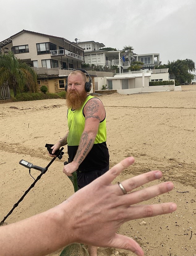 أسترالي يستأجر صائد كنوز للبحث على خاتم فقده على شاطئ (4)