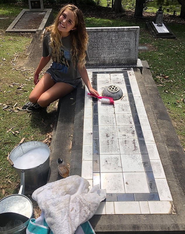 طفلة تتغلب على خوفها من الأشباح بتنظيف شواهد القبور في أستراليا (1)