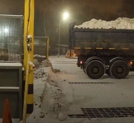 شاحنات تحمل الثلوج فى موسكو