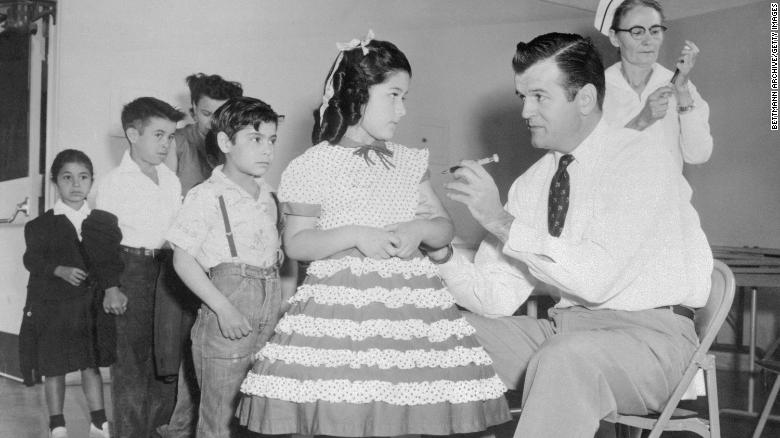 أطفال في سان يسيدرو ، كاليفورنيا ، يحصلون على لقاح سالك خلال التلقيح الجماعي في سان دييغو عام 1955.