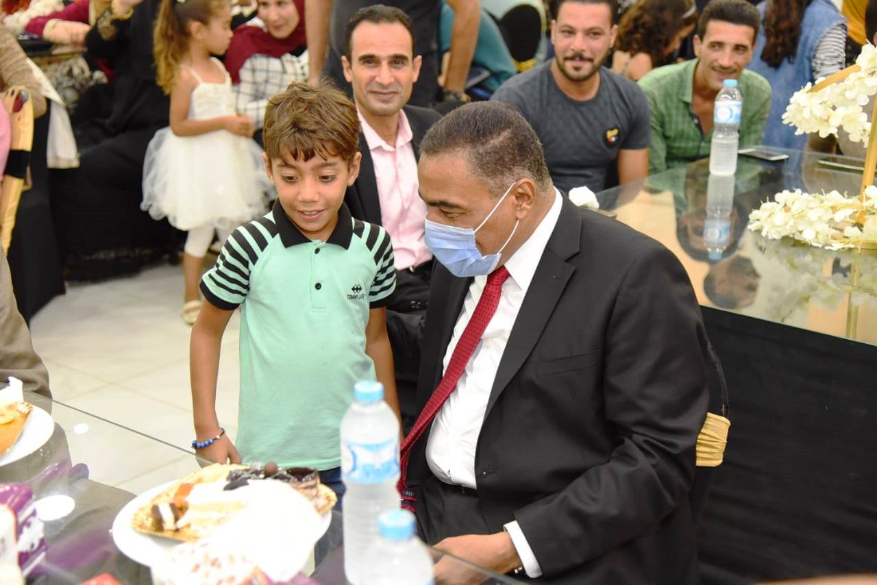 اللواء خالد شعيب محافظ مطروح مع احد الاطفال في احدى الاحتفاليات