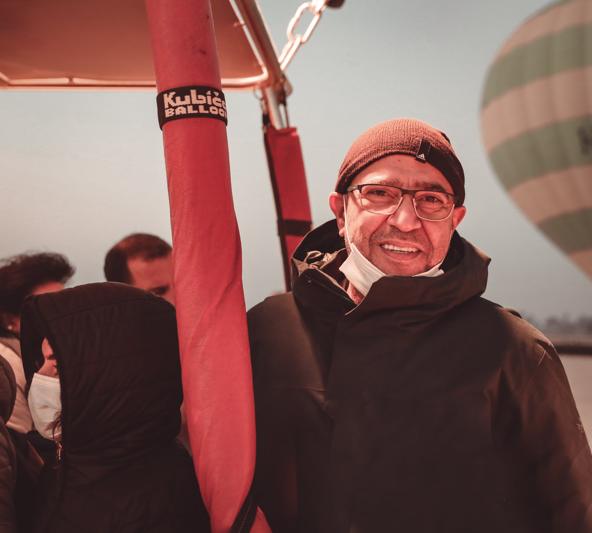 الفنان أشرف عبد الباقى يستمتع برحلات البالون بالأقصر
