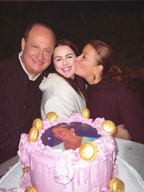 هاني مهنا يحتفل بعيد ميلاد زوجته بصحبة ابنتهما الفنانة هنادي