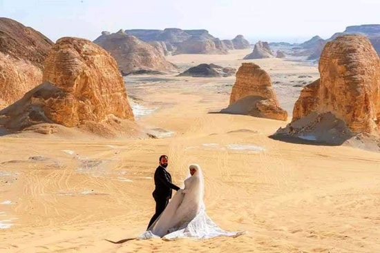 عروسان يقطعان مئات الأمتار لعمل سيشن (1)