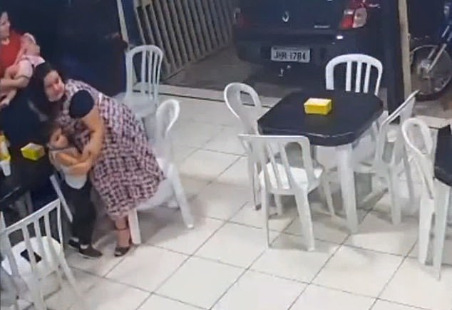 نكران الذات.. امرأة ترمى نفسها فوق ابنها حادث سطو على مطعم في البرازيل..فيديو  (1)