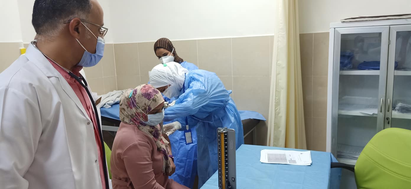 جانب من تقديم اللقاحات بمستشفى العديسات للعزل