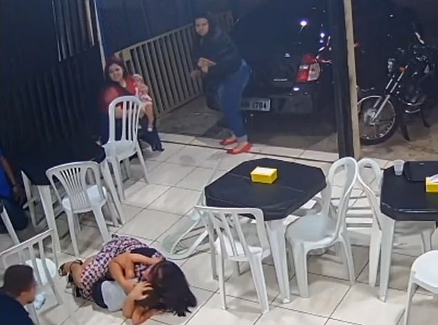 نكران الذات.. امرأة ترمى نفسها فوق ابنها حادث سطو على مطعم في البرازيل..فيديو  (2)