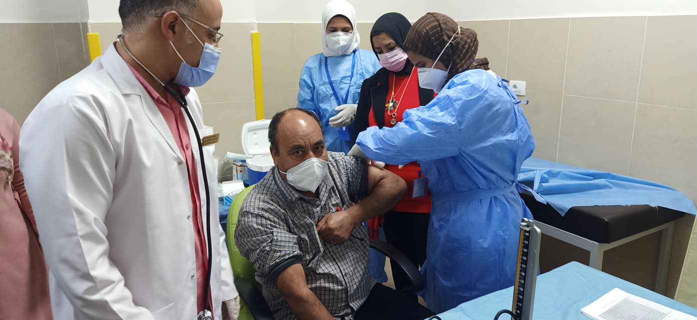 أطباء مستشفى العديسات خلال تلقى اللقاح