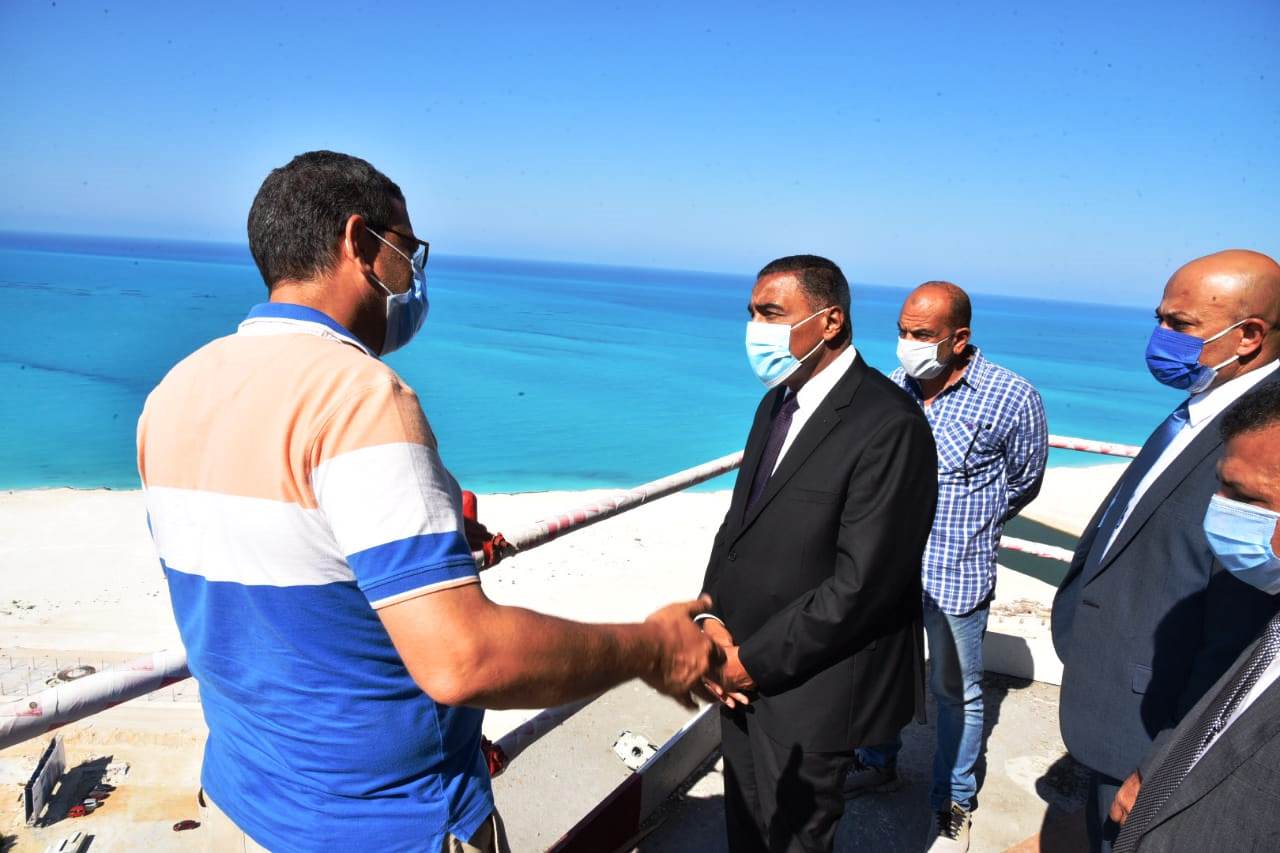 جانب من جولات اللواء خالد شعيب لمتابعة تطوير الشواطئ