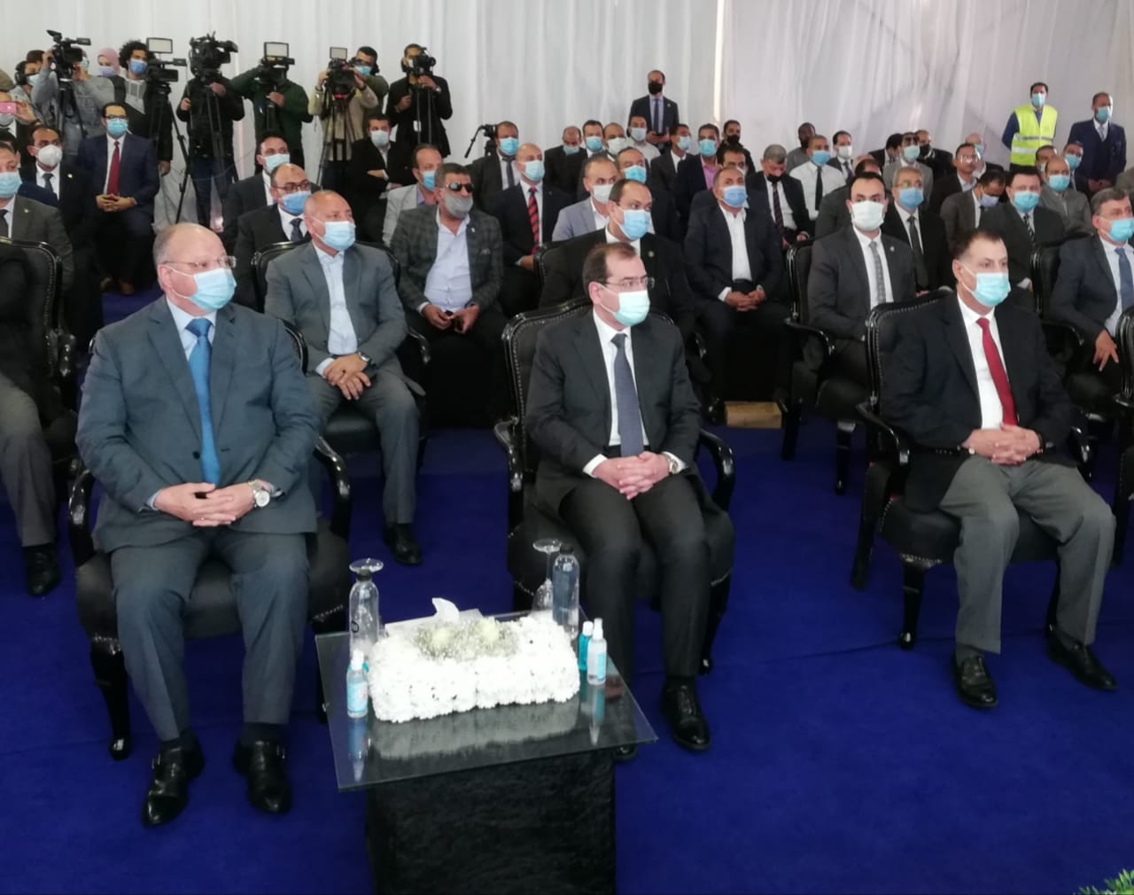 وزير البترول ومحافظ القاهرة يستمعان لشرح من رؤساء الشركات
