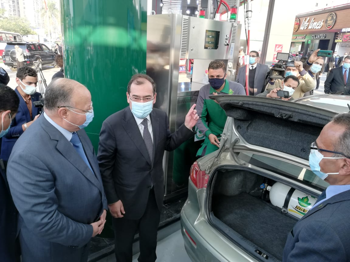 وزير البترول ومحافظ القاهرة خلال فعاليات افتتاح محطة تموين السيارات