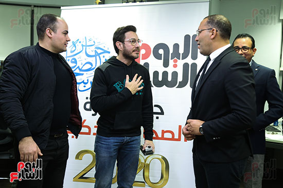 أحمد زاهر فى صالة تحرير اليوم السابع مع خالد صلاح وقيادات التحرير