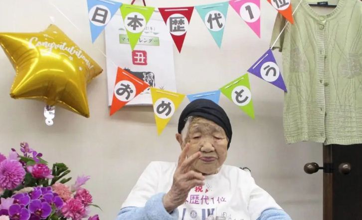 العجوز اليابانية خلال عيد ميلادها
