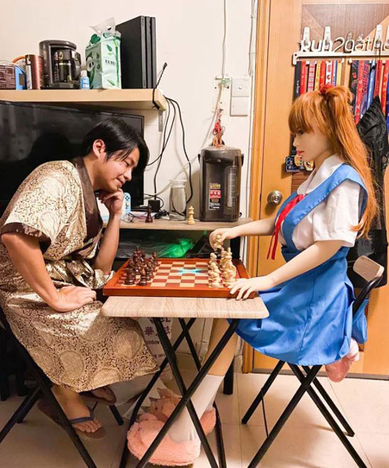 تسي وموتشي يلعبان الشطرنج