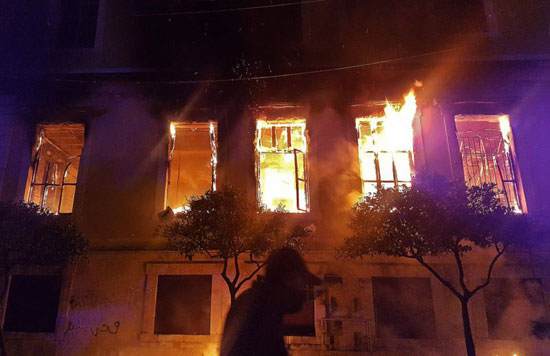 حريق داخل مقر المحافظة في مدينة طرابلس الساحلية