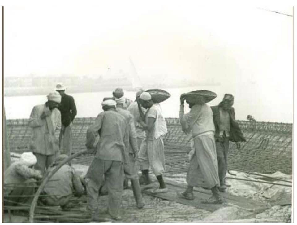 العمال أثناء بناء النافورة