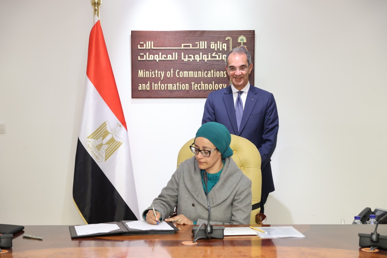 الدكتورة هبة صالح توقع الاتفاقية بحضور الوزير