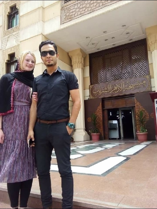 وليد وإلسا أمام مسجد الأزهر الشريف بعد إشهار إسلامها