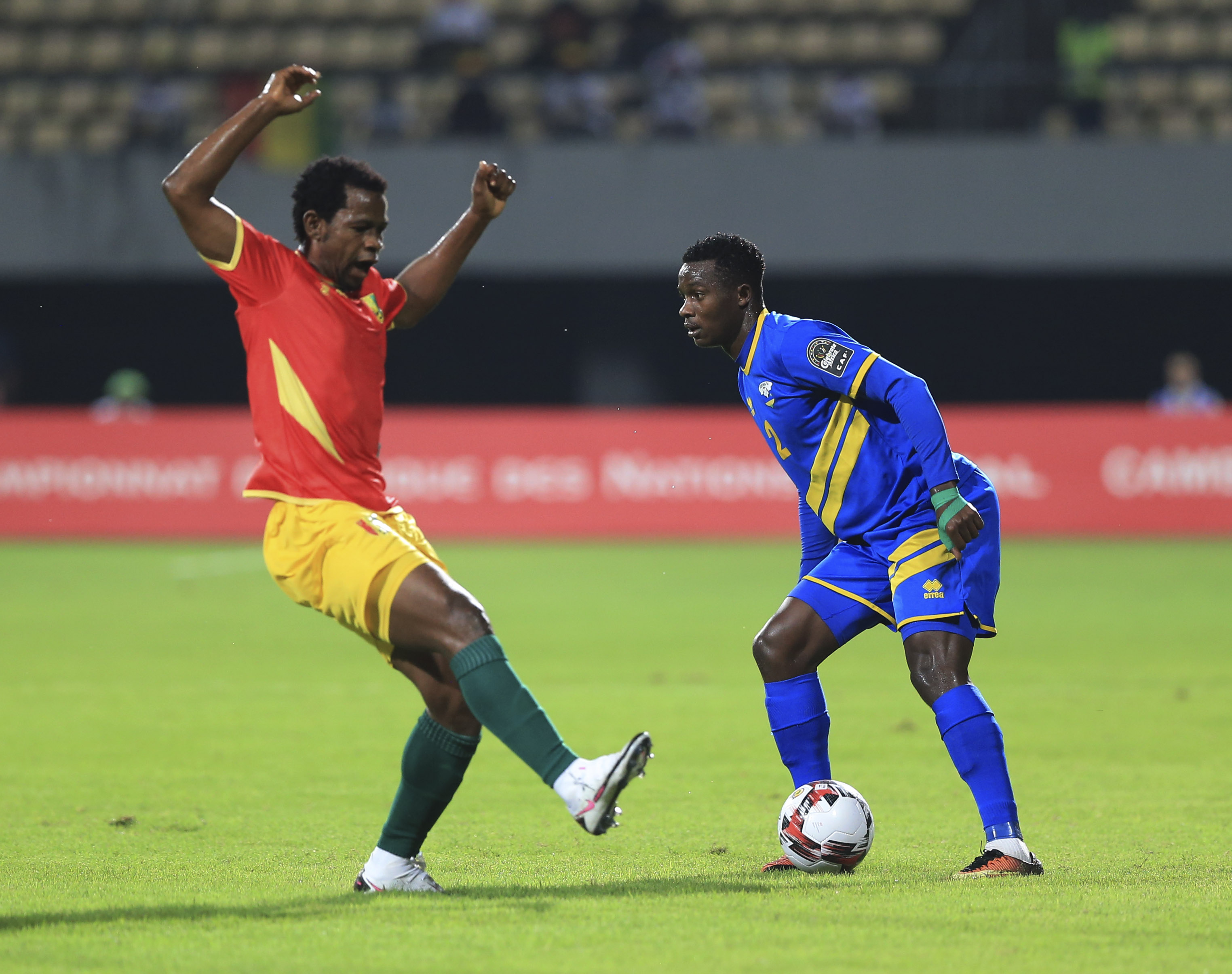 صراع على الكرة بين لاعبي غينيا ورواندا
