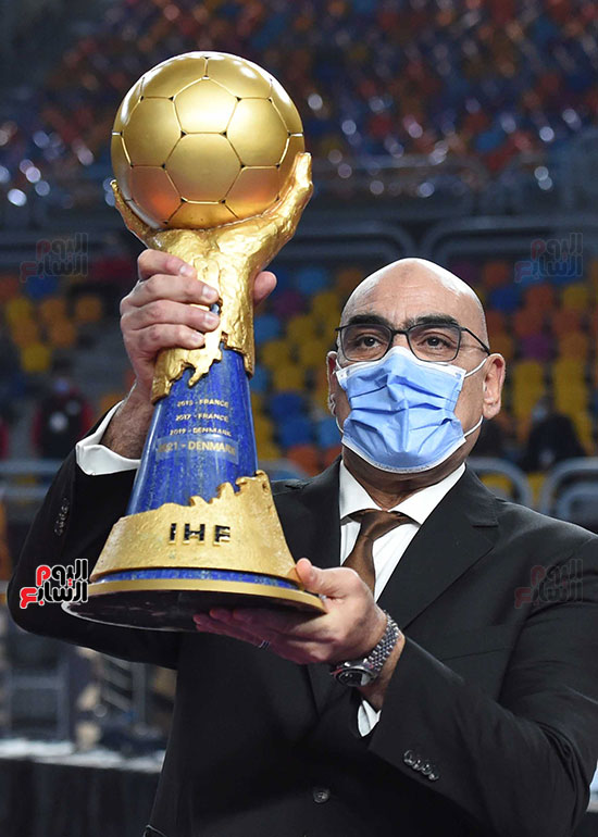 رئيس اتحاد اليد يحمل كاس العالم رئيس اتحاد اليد يحمل كاس العالم