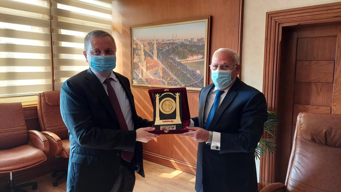 محافظ بورسعيد يهدى سفير روسيا درع المحافظة
