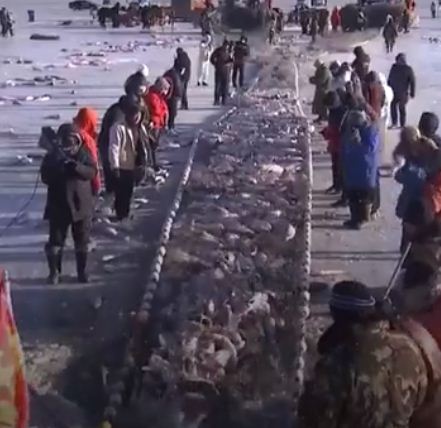 صينيون يصطادون السمك من الجليد