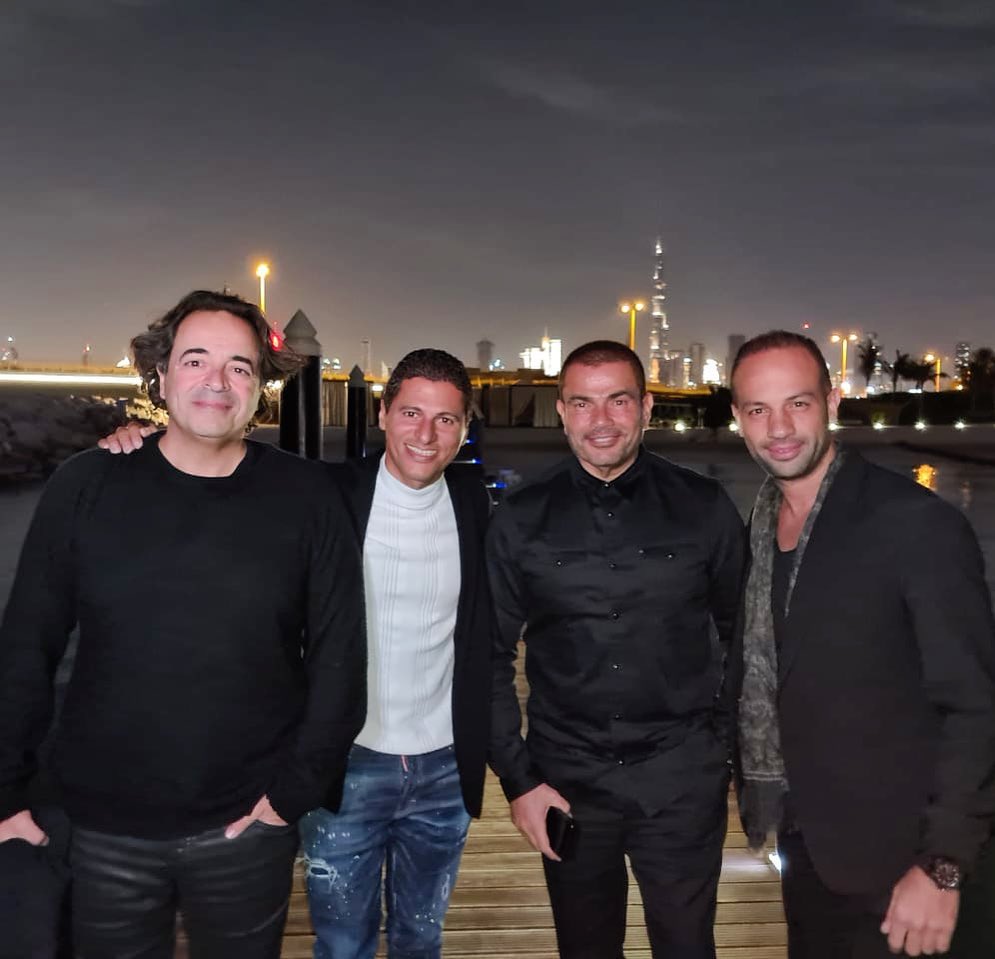 عمرو دياب مع اصدقائه