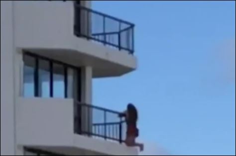 فتاة تتسلق شرفة شاهقة الارتفاع من أجل صورة سيلفى (1)