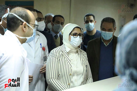 جولة وزيرة الصحة بمستشفى الشيخ زايد للاطمئنان على مصابى كورونا  (1)