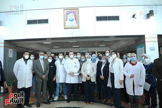 جولة وزيرة الصحة بمستشفى الشيخ زايد للاطمئنان على مصابى كورونا  (4)