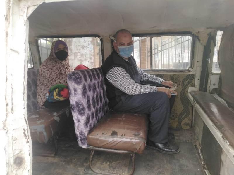 المواطنين يرتدون الكمامة بمواقف سيارات المنوفية