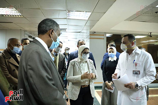 جولة وزيرة الصحة بمستشفى الشيخ زايد للاطمئنان على مصابى كورونا  (5)