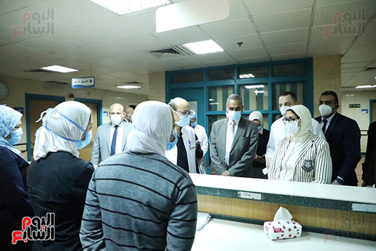 جولة وزيرة الصحة بمستشفى الشيخ زايد للاطمئنان على مصابى كورونا  (2)