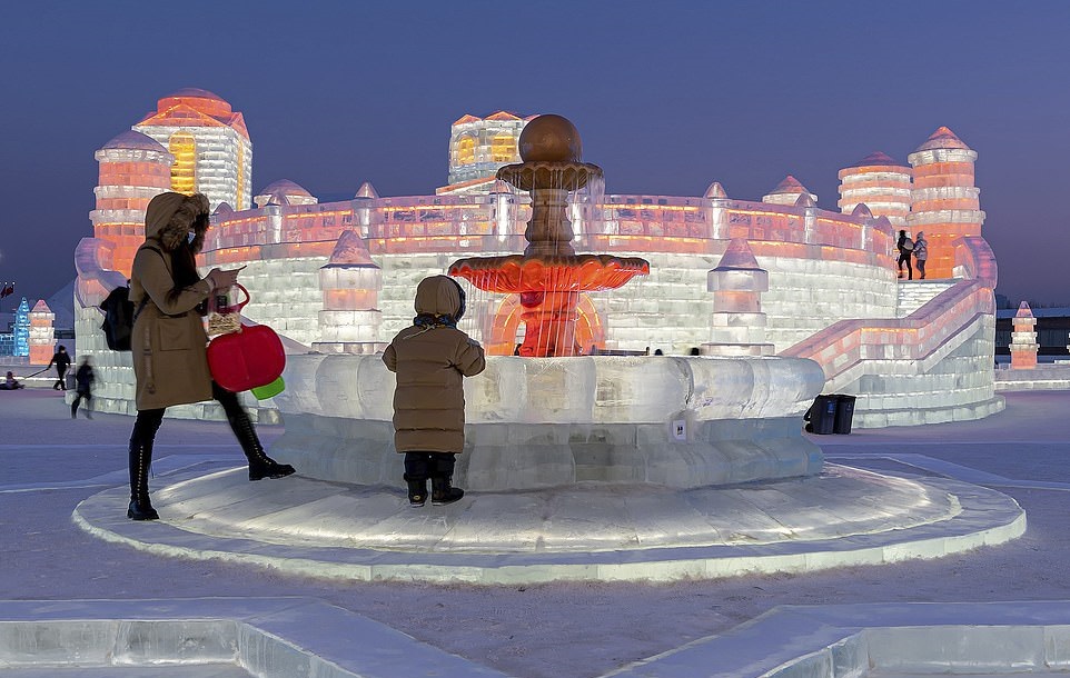 إقبال ضعيف على أكبر مهرجان للمنحوتات الثلجية في العالم بالصين بسبب كورونا (5)