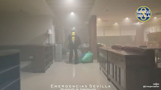 أحد رجال الاطفاء داخل دار الرعاية