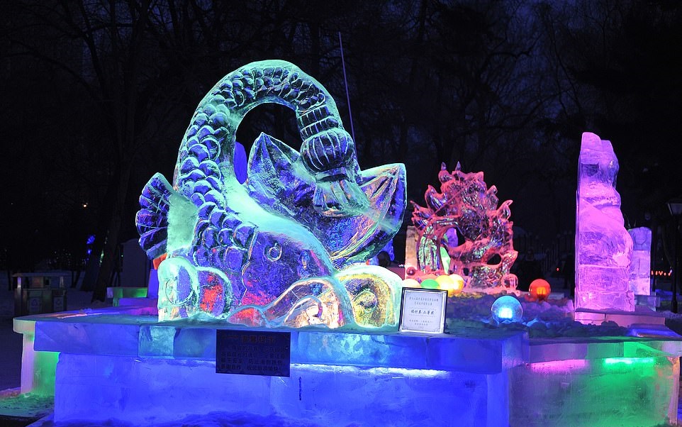 إقبال ضعيف على أكبر مهرجان للمنحوتات الثلجية في العالم بالصين بسبب كورونا (1)