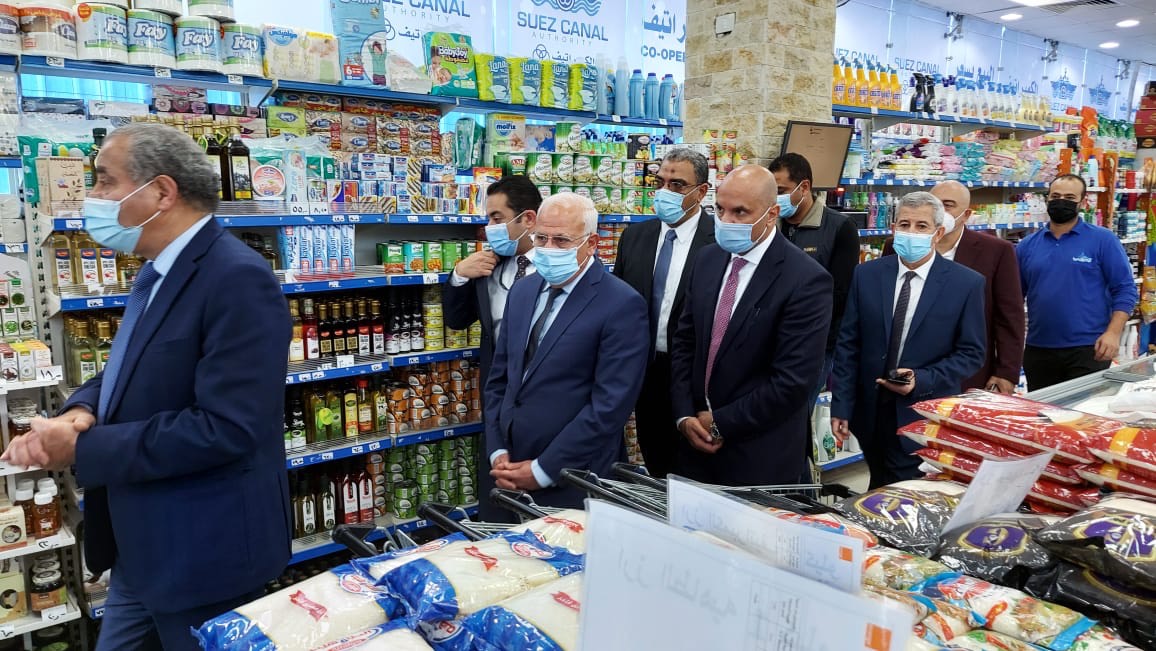 وزير التموين ومحافظ بورسعيد بأحدى المحلات بالسوق اللوجيستى