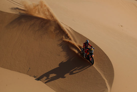 قيادة الدراجات النارية وسط الصحراء