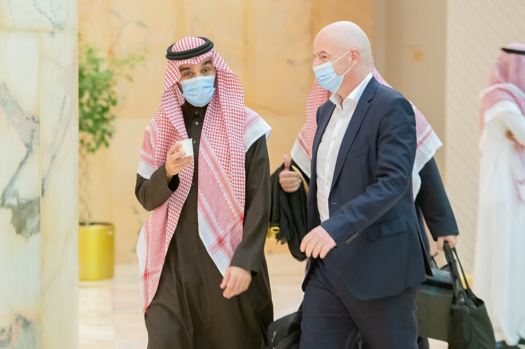 وزير الرياضة السعودي ورئيس فيفا