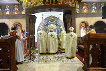 القداس من داخل كنيسة شيراتون (5)