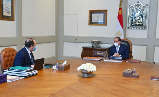 الرئيس عبد الفتاح السيسى مع الوزير عباس كامل رئيس المخابرات العامة (1)