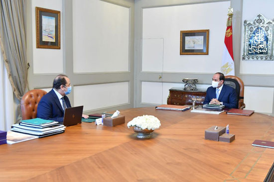 الرئيس عبد الفتاح السيسى مع الوزير عباس كامل رئيس المخابرات العامة (2)
