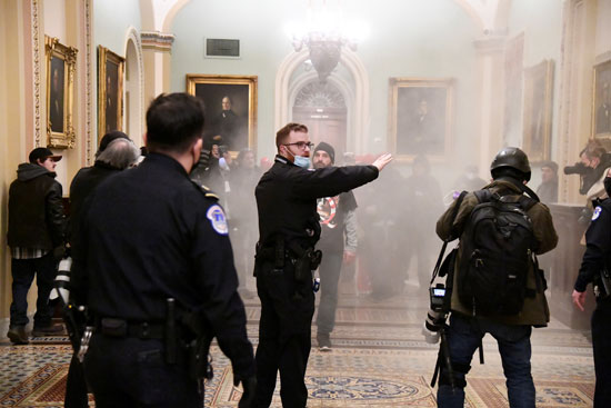 اطلاق الغاز المسيل للدموع داخل مبنى الكونجرس