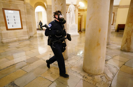 الشرطة الامريكية تطارد المتظاهرين عقب اقتحامهم مبنى الكونجرس (5)