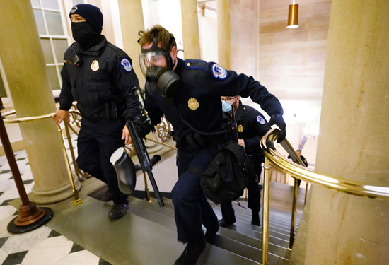 الشرطة الامريكية تطارد المتظاهرين عقب اقتحامهم مبنى الكونجرس (2)